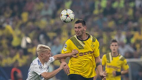 BVB-Verteidiger Niklas Süle klärt vor Kopenhagens Hakon Haraldsson (l).