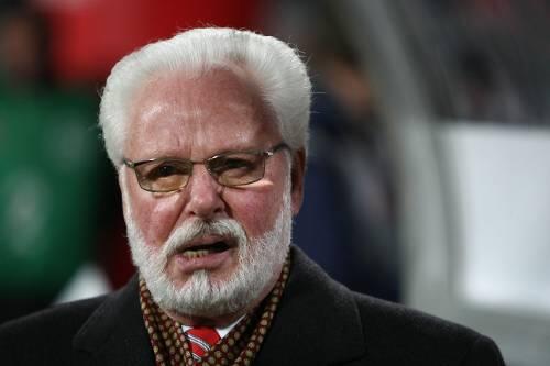 Reden ist Silber, Schweigen ist Gold: Doch von diesem Sprichwort hält Club-Boss Michael A. Roth offensichtlich nichts, mosert schon wieder munter vor sich hin.