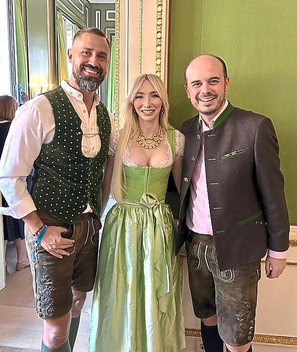 Medienberater Daniel Funke, Ehemann von Jens Spahn, US-Milliardärin und Politikerin Andrea Catsimatidis und PR-Experte Benjamin Bartz feiern beim traditionellen Wiesn-Brunch am ersten Wiesn-Sonntag im Bayerischen Hof.