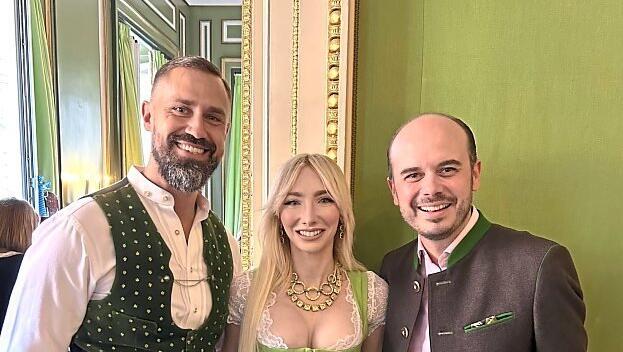 Medienberater Daniel Funke, Ehemann von Jens Spahn, US-Milliardärin und Politikerin Andrea Catsimatidis und PR-Experte Benjamin Bartz feiern beim traditionellen Wiesn-Brunch am ersten Wiesn-Sonntag im Bayerischen Hof. Medienberater Daniel Funke, Ehemann von Jens Spahn, US-Milliardärin und Politikerin Andrea Catsimatidis und PR-Experte Benjamin Bartz feiern beim traditionellen Wiesn-Brunch am ersten Wiesn-Sonntag im Bayerischen Hof.