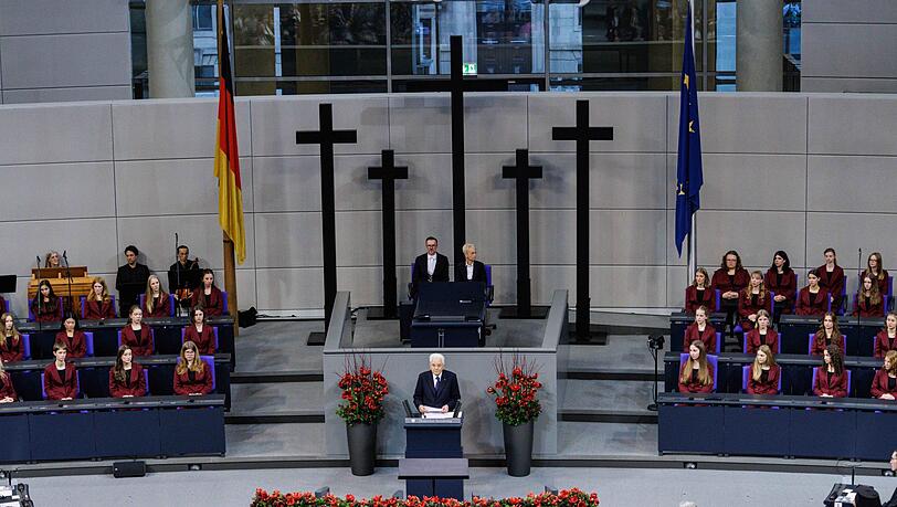 Italiens Staatspräsident Mattarella hält die zentrale Gedenkrede zum Volkstrauertag im Bundestag Italiens Staatspräsident Mattarella hält die zentrale Gedenkrede zum Volkstrauertag im Bundestag