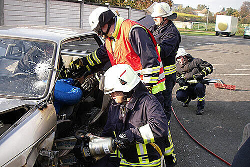 Rettungskräfte schneiden ein Auto auf