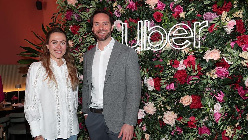Die erfolgreiche M&uuml;nchner Rennfahrerin Sophia Fl&ouml;rsch mit Uber-Deutschland-Chef Christoph Weigler beim &bdquo;Female Leaders Lunch&ldquo;.