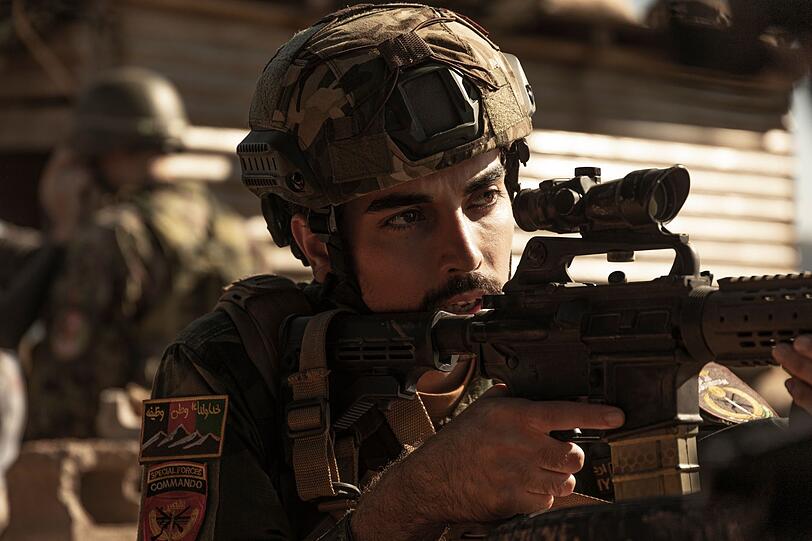 Der junge Soldat Fazal (Shervin Alenabi) möchte auch nach dem Zusammenbruch der Regierung für sein Heimatland kämpfen. Doch haben er und seine Kollegen eine Chance gegen die Taliban, sollten sie nicht lieber fliehen? Der junge Soldat Fazal (Shervin Alenabi) möchte auch nach dem Zusammenbruch der Regierung für sein Heimatland kämpfen. Doch haben er und seine Kollegen eine Chance gegen die Taliban, sollten sie nicht lieber fliehen?