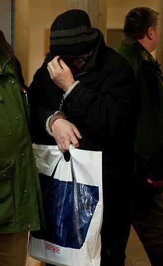 Der Angeklagte Hans B. sitzt am Mittwoch (21.12.2011) im Saal des Landgerichts in Landshut (Niederbayern). Der 58-jährige Deutsche soll in Haiti mehrfach einen Buben sexuell missbraucht und das Kind schließlich gemeinsam mit einem 27 Jahre alten Mitangeklagten nach Deutschland verschleppt haben.