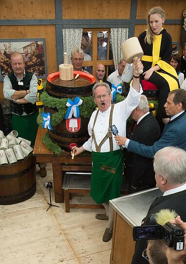 O'zapft is! Der Oberbürgermeister wünscht allen Besuchern eine schöne Wiesn.