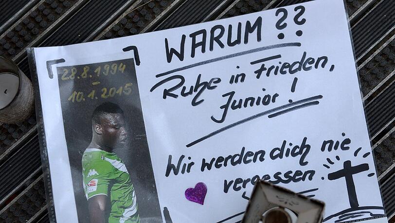 Trauer und Fassungslosigkeit: Kerzen für Junior Malanda Trauer und Fassungslosigkeit: Kerzen für Junior Malanda