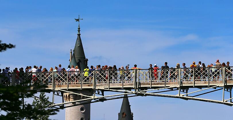 Seit Donnerstag dürfen die Besucher von Neuschwanstein wieder den herrlichen Blick von der Marienbrücke aus genießen.