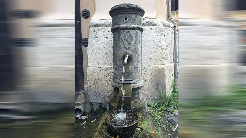 AZ-Montage: Rom legt seine berühmten Wasserspender teils still.