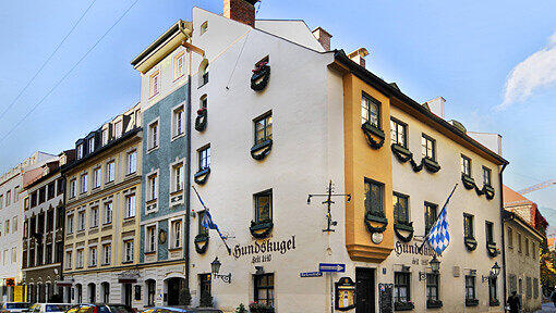 „Seit 1440“ steht an der Hauswand: Die „Hundskugel“ gilt als Münchens ältestes Wirtshaus. Bald zieht die Stiftung „Sternenstaub“ in das historische Gebäude ein. „Seit 1440“ steht an der Hauswand: Die „Hundskugel“ gilt als Münchens ältestes Wirtshaus. Bald zieht die Stiftung „Sternenstaub“ in das historische Gebäude ein.