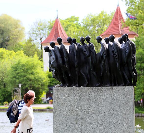 Das Denkmal erinnert an den Todesmarsch der KZ-Häftlinge.