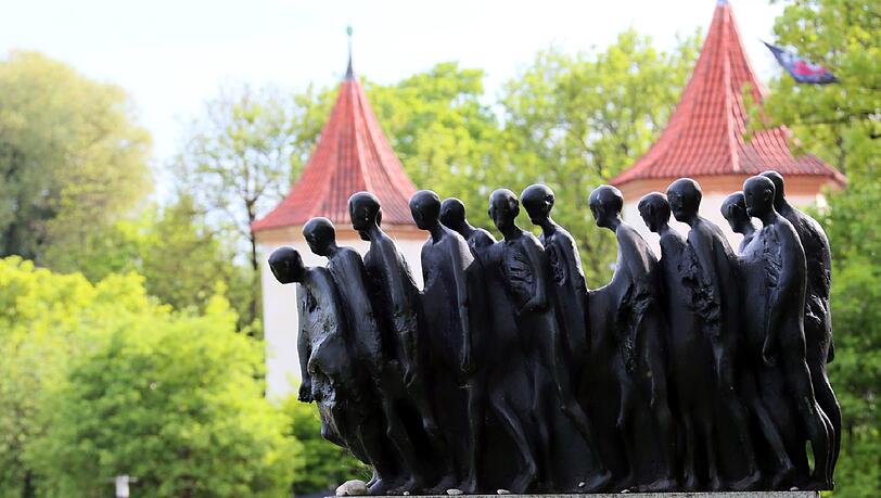 Das Denkmal erinnert an den Todesmarsch der KZ-Häftlinge.