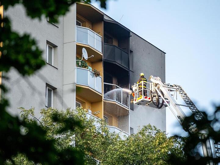 Feuerwehrleute bekämpfen den Brand in einem Hochhaus in Bohumin im Osten Tschechiens.