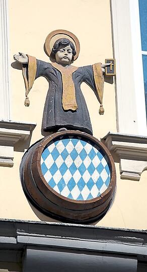Das Münchner Kindl am ehemaligen Hotel in der Damenstiftstraße.