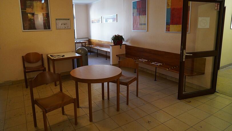 Einmal am Tag müssen die Bewohner ihr Zimmer verlassen, dann wird geputzt. Aber es gibt Aufenthaltsräume wie diesen. Einmal am Tag müssen die Bewohner ihr Zimmer verlassen, dann wird geputzt. Aber es gibt Aufenthaltsräume wie diesen.