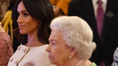 Herzogin Meghan sitzt im Juni 2018 bei einer Veranstaltung neben der damals britischen Königin Elizabeth II.