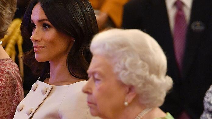Herzogin Meghan sitzt im Juni 2018 bei einer Veranstaltung neben der damals britischen Königin Elizabeth II.