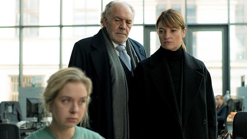 "Der Zürich-Krimi: Borchert und die dunklen Schatten": Dominique (Ina Paule Klink, r.) und Borchert (Christian Kohlund) sind skeptisch gegenüber ihrer Mandantin Julia Egger (Anna Herrmann). "Der Zürich-Krimi: Borchert und die dunklen Schatten": Dominique (Ina Paule Klink, r.) und Borchert (Christian Kohlund) sind skeptisch gegenüber ihrer Mandantin Julia Egger (Anna Herrmann).