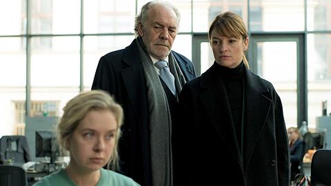 "Der Zürich-Krimi: Borchert und die dunklen Schatten": Dominique (Ina Paule Klink, r.) und Borchert (Christian Kohlund) sind skeptisch gegenüber ihrer Mandantin Julia Egger (Anna Herrmann).