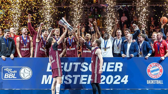 Da ist das Ding: Die Bayern holen nach dem Pokal- auch den BBL-Sieg. Danach folgt ein Trainerwechsel.