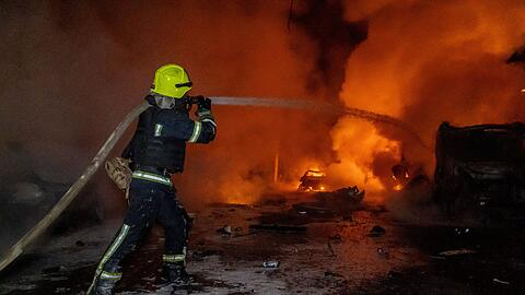 Bei massiven russischen Angriffen mit Raketen und Drohnen sind in der Ukraine viele Menschen getötet und Dutzende weitere verletzt worden.