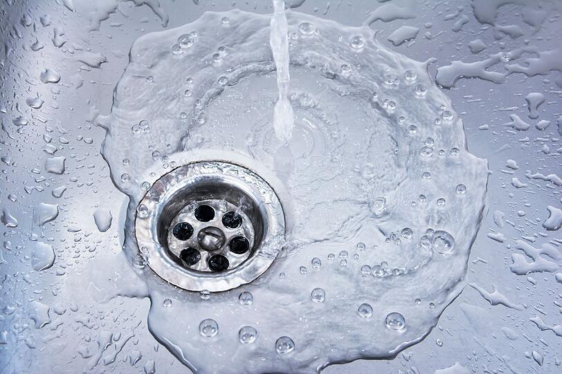Tatsächlich entwickeln sich Kalkablagerungen vor allem durch warmes Wasser. Wenn Sie also nach dem Abwasch in der Küche das Becken noch mal mit kaltem Wasser auswischen, können Sie vielen unschönen Kalkflecken vorbeugen. Tatsächlich entwickeln sich Kalkablagerungen vor allem durch warmes Wasser. Wenn Sie also nach dem Abwasch in der Küche das Becken noch mal mit kaltem Wasser auswischen, können Sie vielen unschönen Kalkflecken vorbeugen.