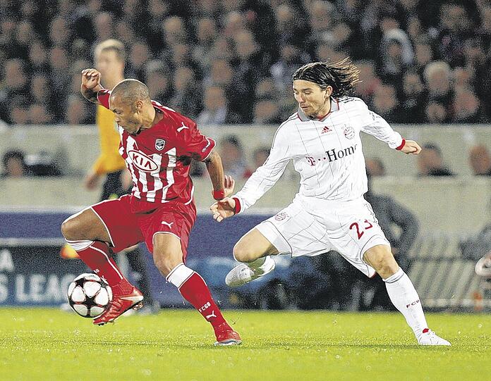 Ein Foto, das bei Louis van Gaal eine sofortige Magenverstimmung herrvorrufen dürfe: Daniel Pranjic (r.) kommt beim 1:2 in Bordeaux zu spät gegen Yoan Gouffran. Foto: M.i.S.