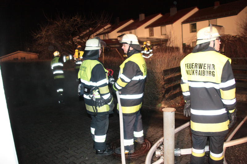Eine Gartenhütte in Waldkraiburg ist in Flammen aufgegangen. Die Bilder vom Feuerwehr-Einsatz
