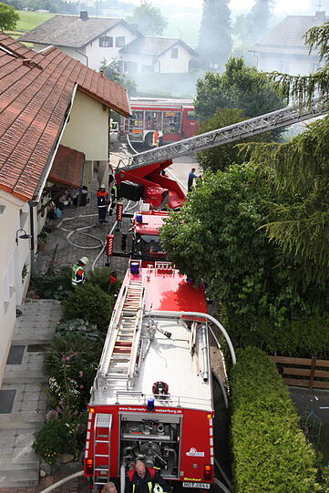 Rauchschwaden in Eiselfing: Ein Wohnhaus steht in Flammen.