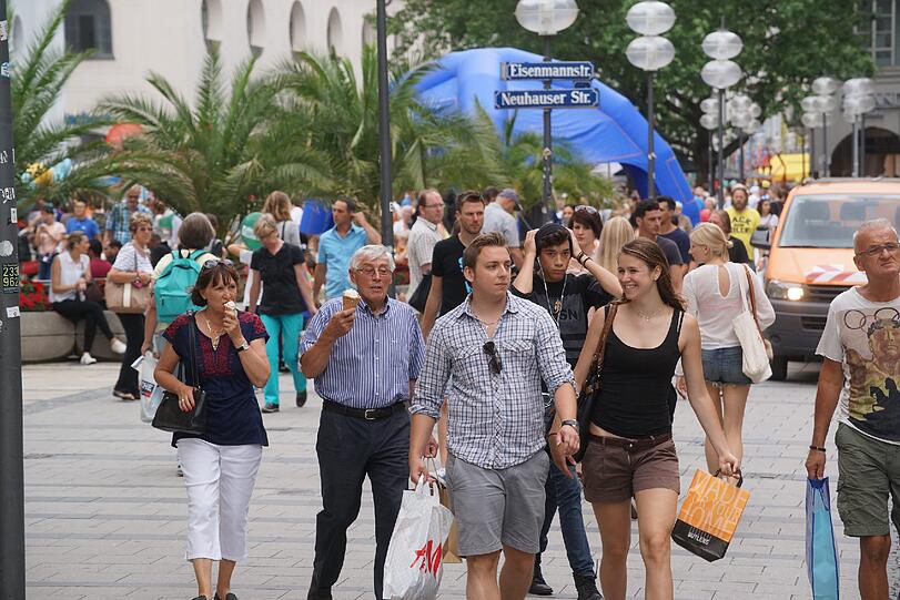 Shoppen und schauen beim verkaufsoffenen Sonntag in der Fußgängerzone.