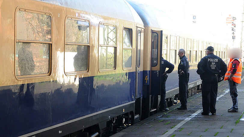 Der mutmaßliche Täter konnte identifiziert werden, weil ein Zug-Ordner ein Foto von dem Mann gemacht hatte, den er vorher mit der Frau zusammen gesehen hatte.