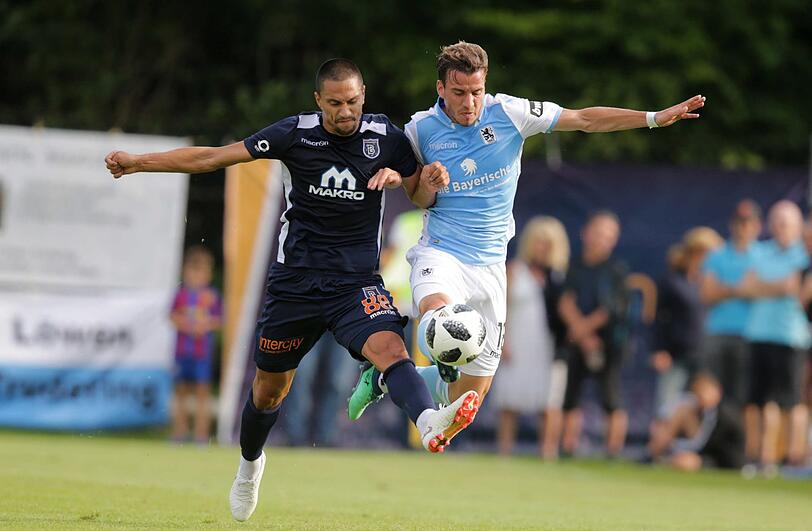 Nico Karger vom TSV 1860 (rechts) im Duell mit Gökhan Inler von Basaksehir Istanbul.