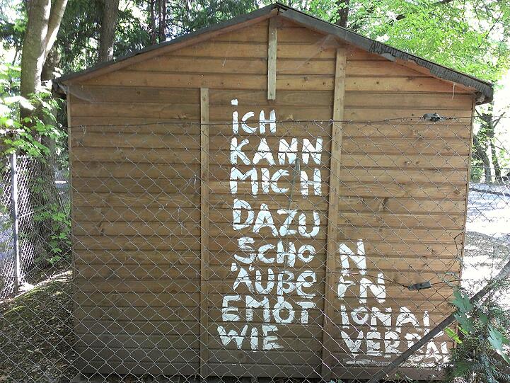 Wer hat den Schuppen beschriftet? Und was soll der Spruch bedeuten?