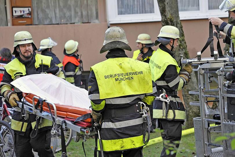 Bei einem Brand in der Volkartstraße kam ein Bewohner ums Leben. Die Feuerwehr musste mehrere Menschen mit der Drehleiter retten.