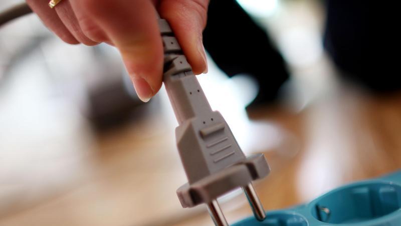 Ein Stecker wird in die Steckdose gesteckt. Ein Stecker wird in die Steckdose gesteckt.