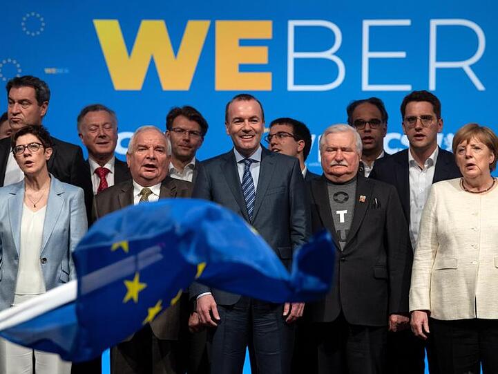 Europawahl-Spitzenkandidat Manfred Weber auf der Abschlusskundgebung in München umringt von konservativen Größen wie CDU-Chefin Annegret Kramp-Karrenbauer, EVP-Präsident Joseph Daul, der frühere polnische Präsident Lech Walesa oder Kanzlerin Angela Merkel.