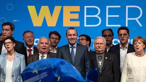 Europawahl-Spitzenkandidat Manfred Weber auf der Abschlusskundgebung in München umringt von konservativen Größen wie CDU-Chefin Annegret Kramp-Karrenbauer, EVP-Präsident Joseph Daul, der frühere polnische Präsident Lech Walesa oder Kanzlerin Angela Merkel.