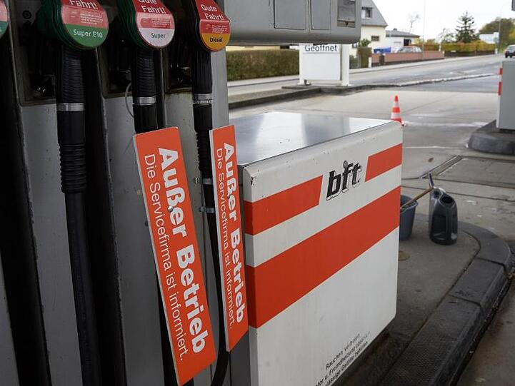 An einer freien Tankstelle sind mehrere Zapfsäulen gesperrt. Das extreme Niedrigwasser des Rheins führt zu Engpässen.