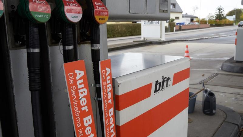 An einer freien Tankstelle sind mehrere Zapfsäulen gesperrt. Das extreme Niedrigwasser des Rheins führt zu Engpässen. An einer freien Tankstelle sind mehrere Zapfsäulen gesperrt. Das extreme Niedrigwasser des Rheins führt zu Engpässen.