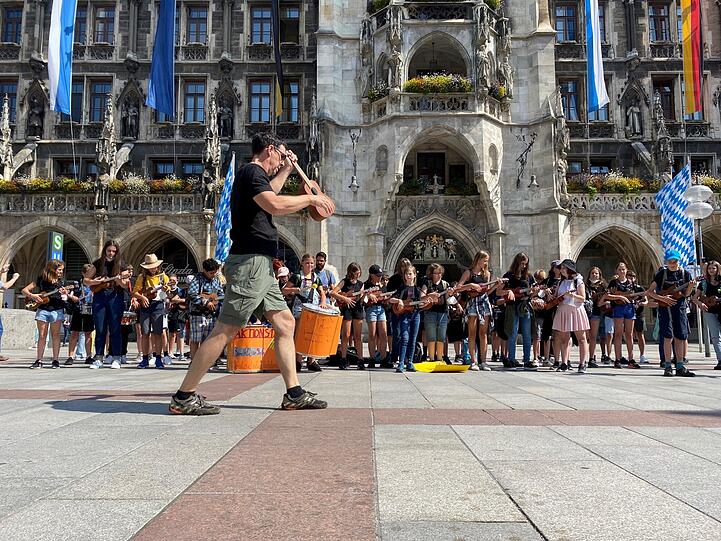 Mitten auf dem Marienplatz sang Günther Hartmann (vorne) mit 82 Schülern "They don't really care about us" von Michael Jackson.