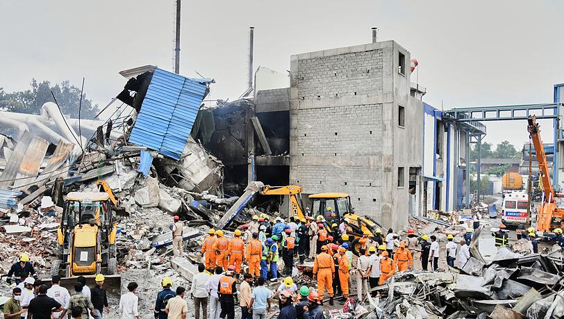 Rettungskräfte suchen nach einer Explosion und einem Brand in einer Pharmafabrik in einem Industriegebiet in der Nähe von Hyderabad nach Überlebenden. (Foto Archiv)