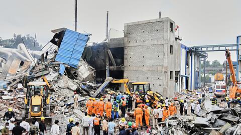 Rettungskräfte suchen nach einer Explosion und einem Brand in einer Pharmafabrik in einem Industriegebiet in der Nähe von Hyderabad nach Überlebenden. (Foto Archiv)