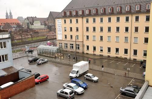 Auf diesem Parkplatz-Areal soll das Zwei-Sterne-Hotel entstehen.