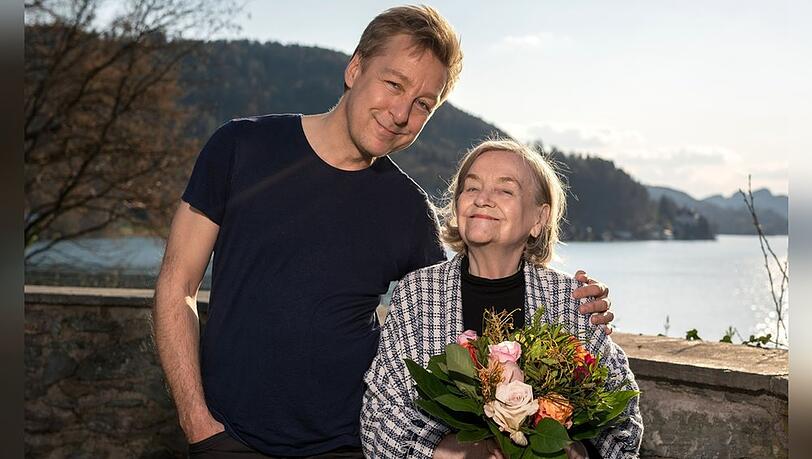 Schauspieler und S&auml;nger Max M&uuml;ller feiert mit seiner Mutter Geburtstag.