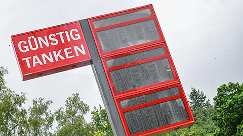 Mit g&uuml;nstigem Tanken d&uuml;rfte es bald vorbei sein. Der Tankrabatt endet in der Nacht zum Mittwoch. (Archivbild)