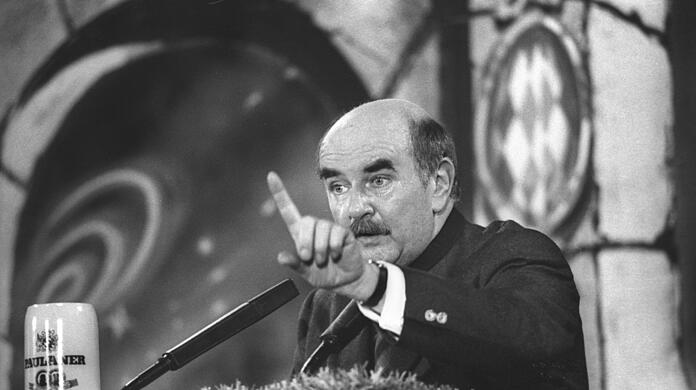 März 1986: Volksschauspieler Walter Sedlmayr bei seiner Fastenpredigt auf dem Nockherberg. März 1986: Volksschauspieler Walter Sedlmayr bei seiner Fastenpredigt auf dem Nockherberg.