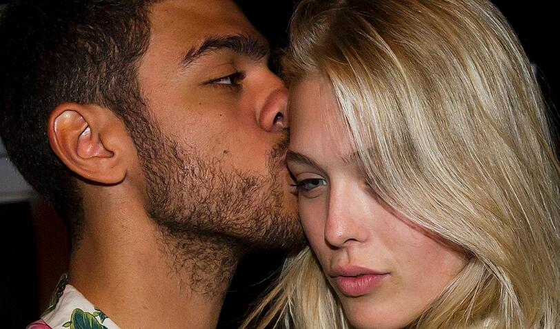 ... der Name des Mädchens, das sein Geld als Model verdient: Laura. Und sie und Noah scheinen sich sehr nahe zu sein...