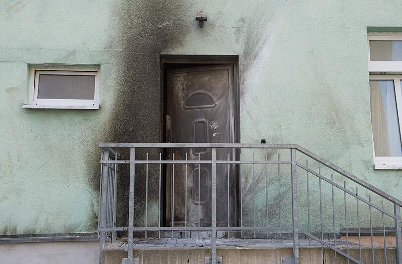 Durch die Druckwelle der Explosion wurde die Eingangstür der Fatih Camii Moschee nach innen gedrückt. Foto: Sebastian Kahnert