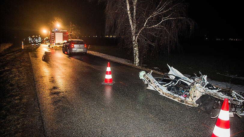 Der Wagen raste gegen einen Baum, entwurzelte ihn sogar. Der 35-jährige Fahrer starb noch am Unfallort.