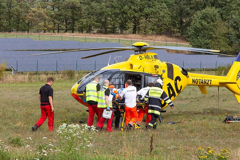 Schlimmer Unfall bei Coburg: Ein Schulbus ist dabei in den Gegenverkehr gerast - fünf Schulkinder wurden dabei schwer verletzt.